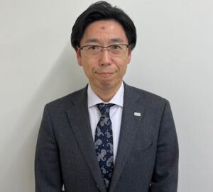 岸 輝一